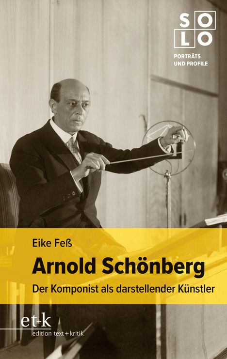 "Eike Feß: Arnold Schönberg, Der Komponist als darstellender Künstler." Mann dirigiert mit erhobenem Taktstock.