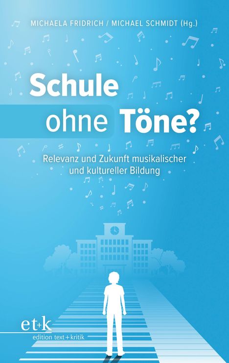 „Schule ohne Töne? Relevanz und Zukunft musikalischer und kultureller Bildung.“ Ein Mensch vor einem Schulgebäude.