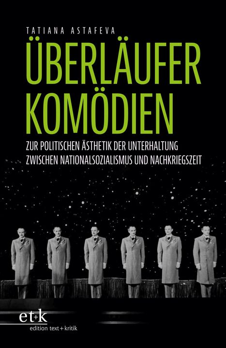 "ÜBERLÄUFER KOMÖDIEN" von Tatiana Astafeva; untere Szene: sieben Männer in Mänteln vor einem sternenartigen Hintergrund.