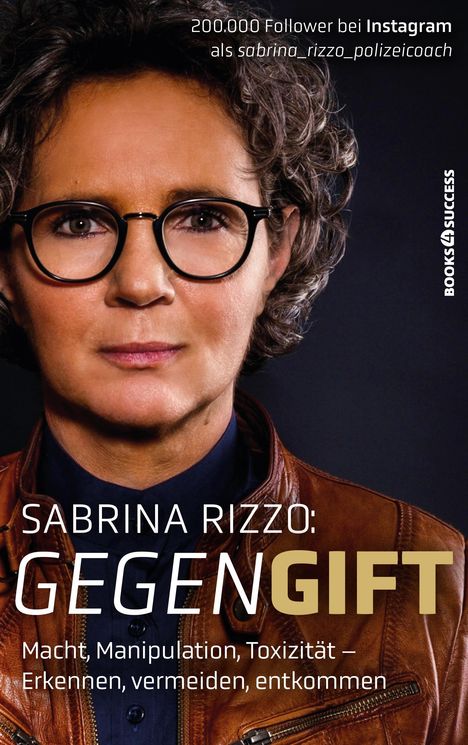 200.000 Follower, Instagram, sabrina_rizzo_polizeicoach. Sabrina Rizzo: Gegengift. Frau mit Brille und Lederjacke.