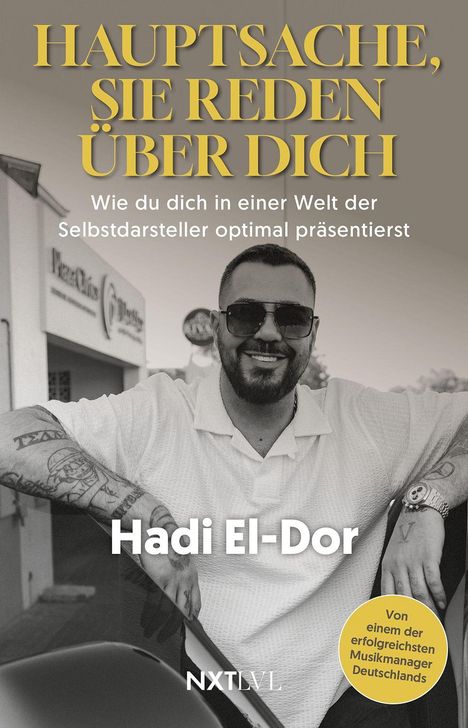 Titel: "HAUPTSACHE, SIE REDEN ÜBER DICH". Darunter: Hadi El-Dor. Schwarz-weißes Foto eines Mannes mit Sonnenbrille.