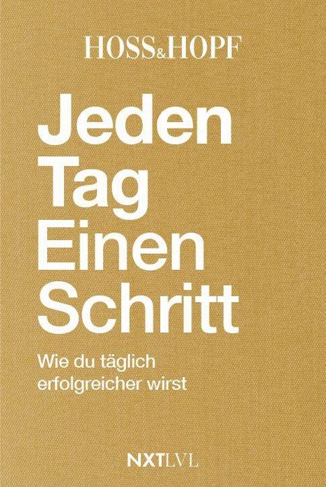 Text: "HOSS & HOPF Jeden Tag Einen Schritt Wie du täglich erfolgreicher wirst NXT LVL". Hintergrund in Braun.
