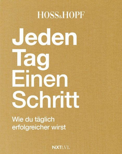 HOSS & HOPF. "Jeden Tag Einen Schritt: Wie du täglich erfolgreicher wirst." Logo "NXTLVL" unten. Sandfarbener Hintergrund.