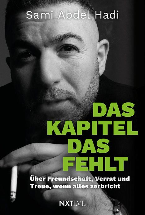 „Sami Abdel Hadi“, „DAS KAPITEL DAS FEHLT“, „Über Freundschaft, Verrat und Treue, wenn alles zerbricht“. Schwarz-weißes Porträt.