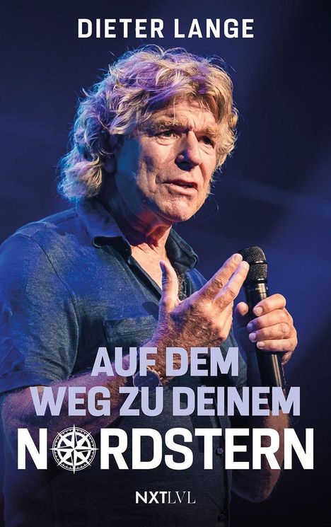 “DIETER LANGE. AUF DEM WEG ZU DEINEM NORDSTERN. NXT LVL.” Mann spricht ins Mikrofon, blau-violettes Licht.