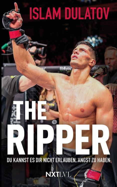 ISLAM DULATOV, THE RIPPER. Du kannst es dir nicht erlauben, Angst zu haben. Ein Boxer hebt siegreich den Arm.