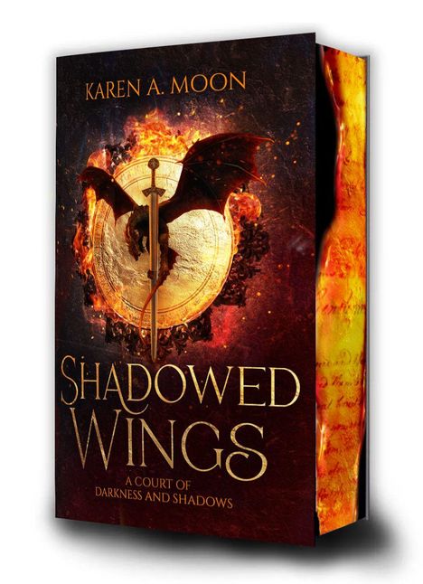 "Karen A. Moon. Shadowed Wings: A Court of Darkness and Shadows." Ein Drache mit ausgebreiteten Flügeln und einem Schwert.