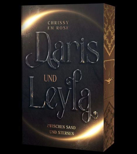 Text: "Chrissy Em Rose, Daris und Leyla, Zwischen Sand und Sternen." Buchcover mit elegantem, glänzendem Schriftzug.