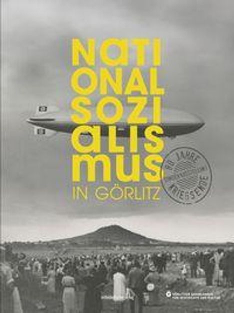Text: "Nationalsozialismus in Görlitz, 80 Jahre Kriegsende". Luftschiff über großer Menschenmenge auf einem Feld.
