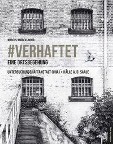 #VERHAFTET. Eine Ortsbegehung, Untersuchungshaftanstalt (UHA) - Halle a.d. Saale. Graues Gebäude mit vergitterten Fenstern.