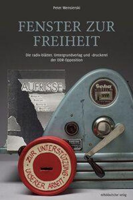 Text: "Fenster zur Freiheit. Die radio-frauen, Untergrundverlag und -druckerei der DDR-Opposition." Vintage Geräte und Flyer.