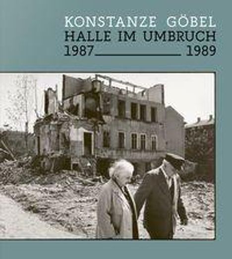 Konstanze Göbel Halle im Umbruch 1987–1989. Zwei ältere Personen gehen vor einem teils zerstörten Gebäude.