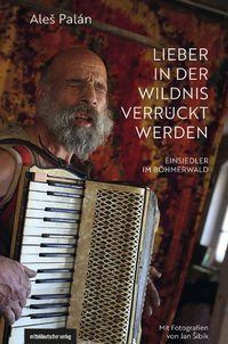 „LIEBER IN DER WILDNIS VERRÜCKT WERDEN“ und andere Texte, Mann mit Akkordeon, bunte und rustikale Umgebung.