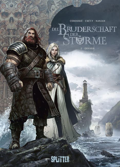 "Die Bruderschaft der Stürme 2: Orvann" zeigt zwei Figuren in rüstungsähnlicher Kleidung vor einem stürmischen Meer.