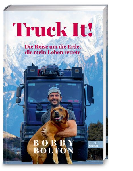 „Truck It! Die Reise um die Erde, die mein Leben rettete“ von Bobby Bolton. Mann hält Hund vor Lkw, Berge im Hintergrund.