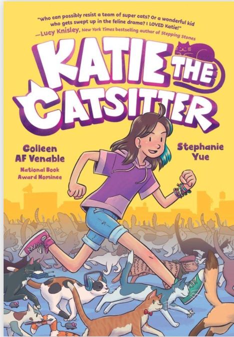 "Katie the Catsitter" in großer Schrift, Mädchen in Bewegung umgeben von vielen Katzen in lebendigen Farben.