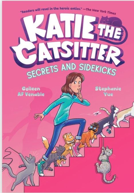 "Katie the Catsitter, Secrets and Sidekicks" von Colleen AF Venable und Stephanie Yue. Mädchen auf Treppe mit Katzen.