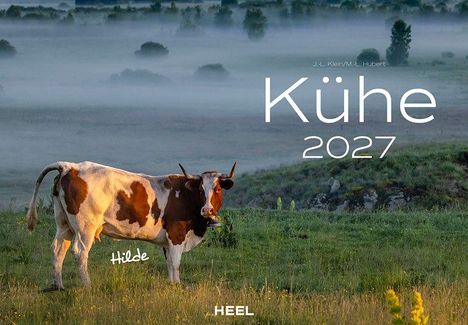 Titel: "Kühe 2027". Eine Kuh namens Hilde steht auf einer Wiese bei Nebel.