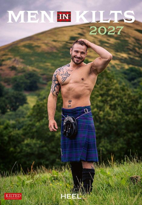 "Men in Kilts 2027" steht im Vordergrund. Ein muskulöser Mann ohne Hemd, trägt einen Kilt vor einer grünen Hügellandschaft.