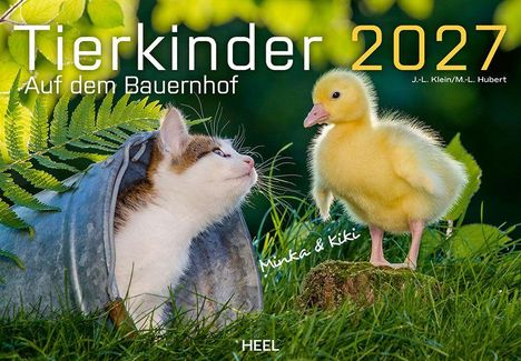 „Tierkinder 2027 – Auf dem Bauernhof“. Ein Kätzchen und ein Entenküken auf einer Wiese mit grünen Blättern im Hintergrund.