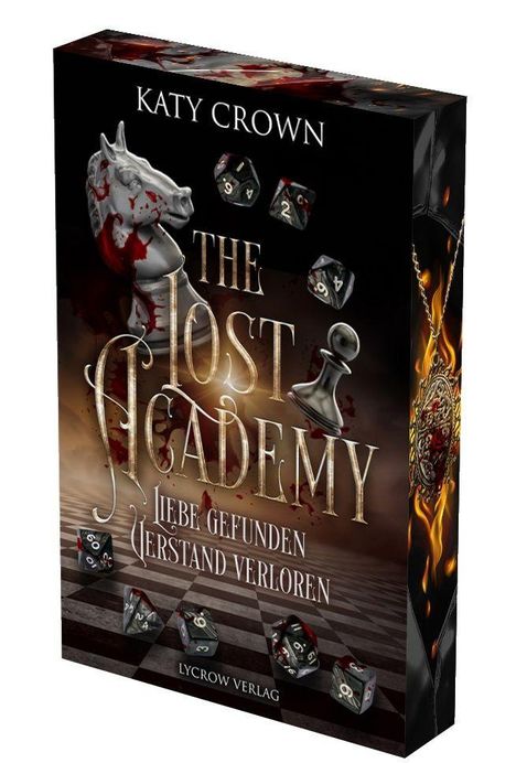 Das Bild zeigt ein Buchcover. Der Titel ist "The Lost Academy". Darunter steht: "Liebe gefunden, Verstand verloren". Es gibt blutbefleckte Schachfiguren und Würfel.