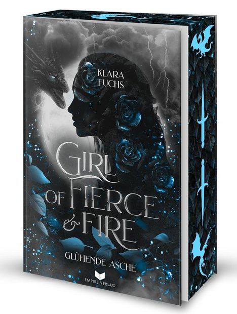 „Klara Fuchs – GIRL OF FIERCE & FIRE – Glühende Asche.“ Silhouette mit Rosen, Drache, schwarze und blaue Töne, mystische Atmosphäre.