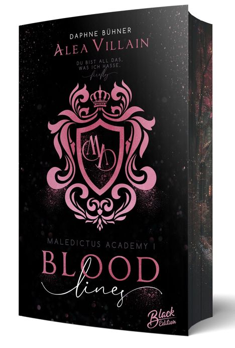 Text: "Daphne Bühner, Alea Villain, Du bist all das, was ich hasse, firefly. Maledictus Academy I, Bloodlines, Black Edition."  
Ein rosafarbenes Wappen dominiert.