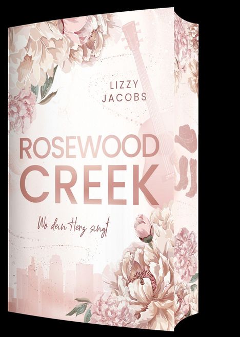 "Rosewood Creek, Wo dein Herz singt, Lizzy Jacobs." Beigefarbene Blumen, eine Gitarre und Cowboy-Stiefel im Hintergrund.