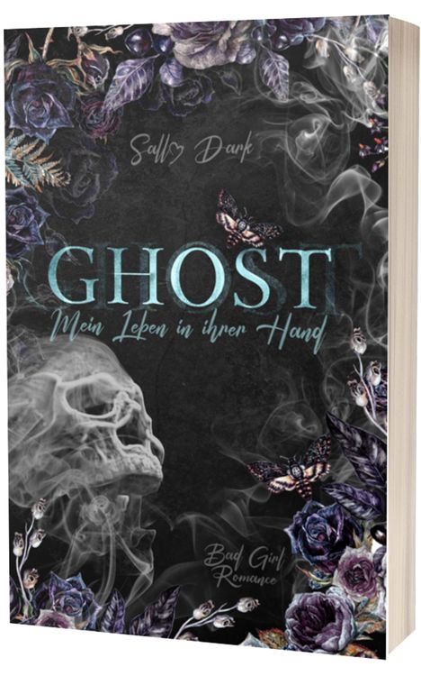 „GHOST: Mein Leben in ihrer Hand“. Graues Rauchmuster, Totenkopf, dunkle Blumen, Schmetterlinge.