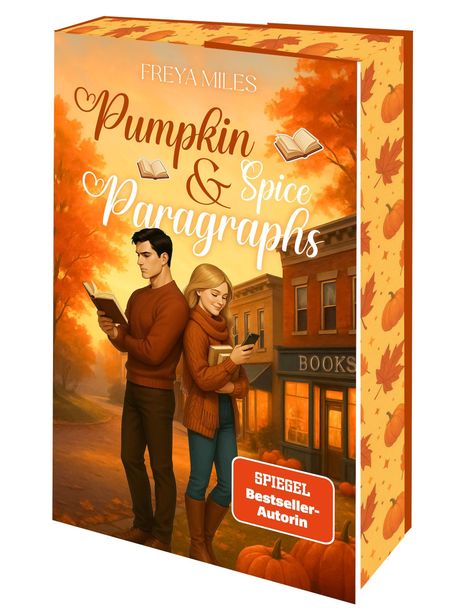 "Pumpkin Spice & Paragraphs" von Freya Miles, SPiEGEL Bestseller-Autorin. Illustration von Paar vor Bücherladen im Herbst.