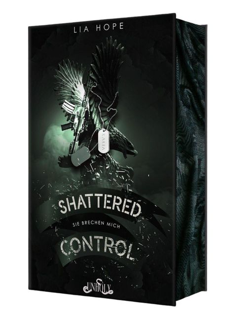 SHATTERED CONTROL - SIE BRECHEN MICH. Ein dunkles Cover mit einem Adler, Gewehr und Kette. Autor: LIA HOPE.