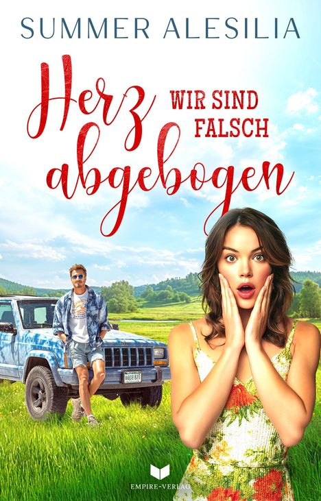 „Herz abgebogen. Wir sind falsch.“ Eine erstaunte Frau, ein Mann lehnt an einem blauen Jeep auf einer Wiese.