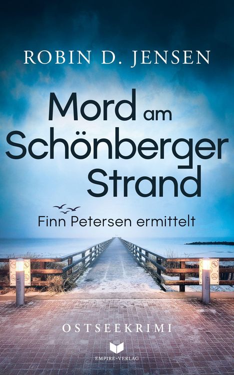 „Robin D. Jensen, Mord am Schönberger Strand, Finn Petersen ermittelt.“ Ein Steg führt ins Meer bei blauem Himmel.