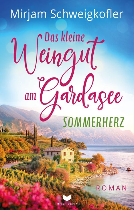 Text: "Mirjam Schweigkofler, Das kleine Weingut am Gardasee, Sommerherz, Roman". Idyllische Landschaft mit See, Bergen und Weingut.