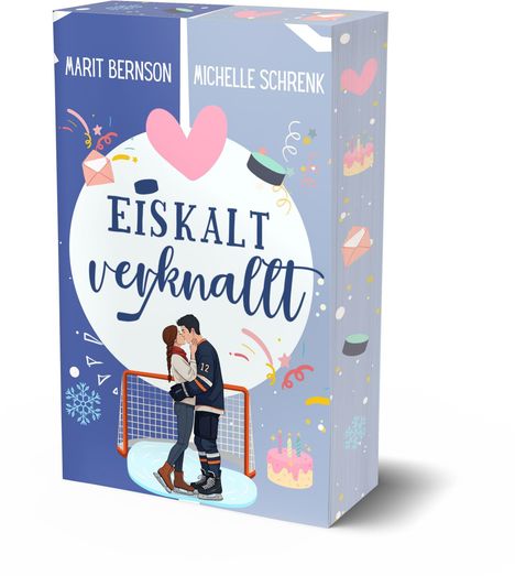 Text: "Marit Bernson, Michelle Schrenk, Eiskalt verknallt." Illustration: Ein Paar küsst sich vor einem Eishockeytor.
