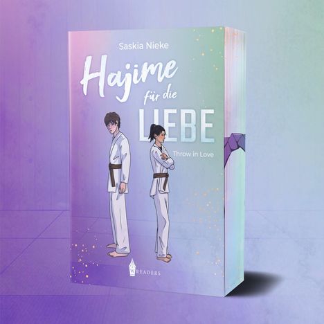 Text: "Saskia Nieke - Hajime für die Liebe - Throw in Love". 

Illustration: Mann und Frau im Karateanzug Rücken an Rücken.