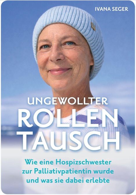 "Ungewollter Rollentausch" von Ivana Seger. Eine Frau mit blauem Strickmütze lächelt vor blauem Hintergrund.