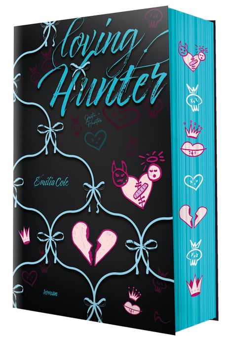 "Loving Hunter", "Emilia Cole", "roman". Schwarze Oberfläche mit blauem Muster, rosa und blaue Herz- und Totenkopf-Illustrationen.