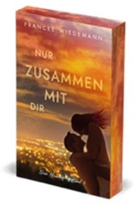 "Nur zusammen mit dir" steht in großen Buchstaben. Ein Paar umarmt sich bei Sonnenuntergang mit Blick auf eine Stadt.
