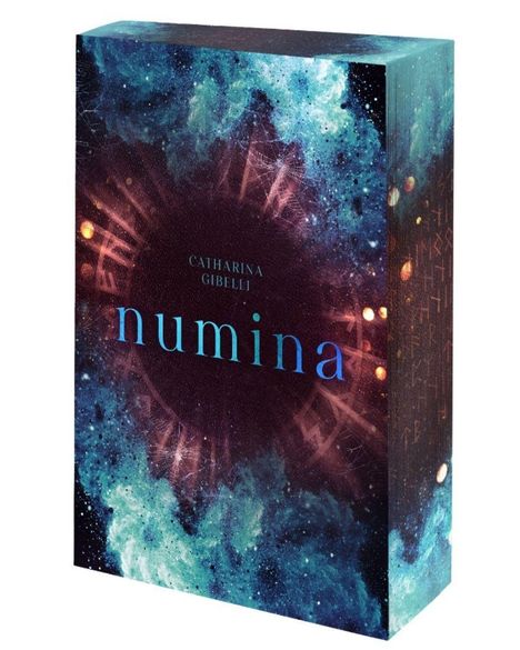 Text: "Catharina Gibelli, numina". Illustration eines geheimnisvollen, kosmischen Musters in Blau- und Lilatönen.