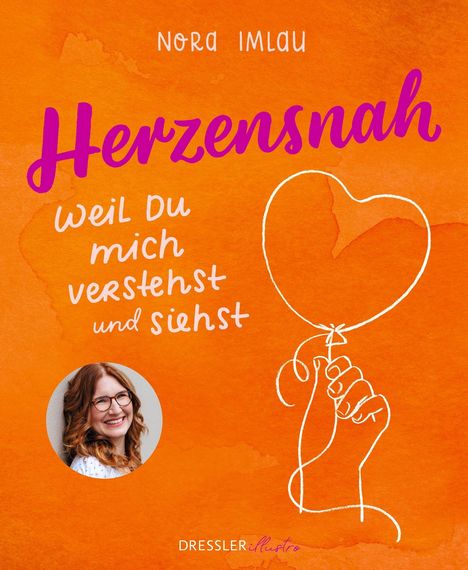 "Herzensnah: Weil Du mich verstehst und siehst." Illustration: Hand hält Herzluftballon. Foto: lächelnde, rothaarige Frau.