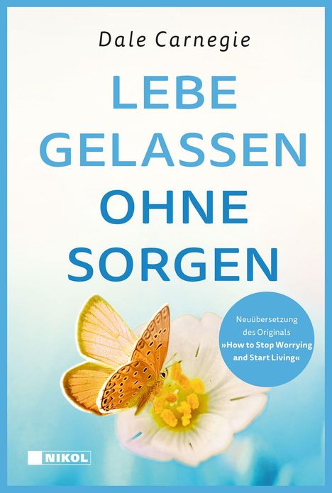 Text: "LEBE GELASSEN OHNE SORGEN". Ein Schmetterling sitzt auf einer weißen Blume vor blauem Hintergrund.