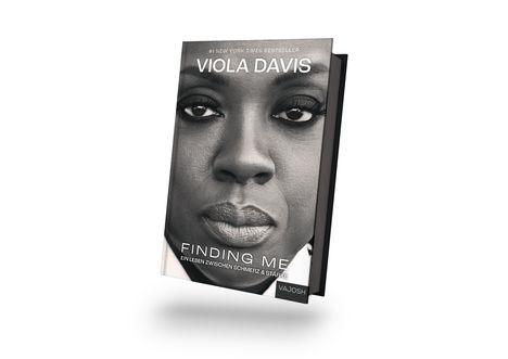 VIOLA DAVIS, "Finding Me: Ein Leben zwischen Schmerz & Stärke". Schwarz-weiß Porträt einer Frau auf einem Buchcover.