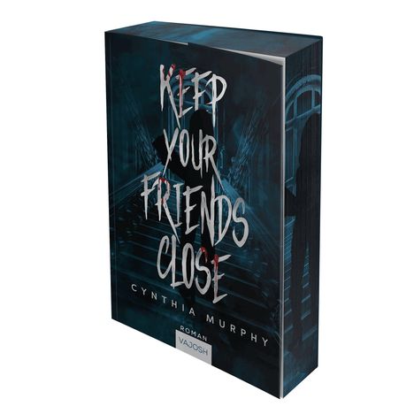 „Keep Your Friends Close“ steht in blutiger Schrift auf dunklem Hintergrund, Cynthia Murphy. Roman Vajosh.