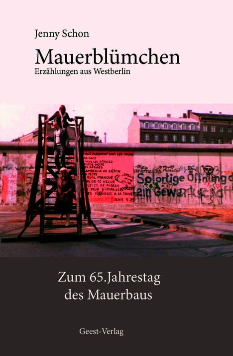 Text oben: "Jenny Schon - Mauerblümchen - Erzählungen aus Westberlin". Unten: "Zum 65. Jahrestag des Mauerbaus". Im Hintergrund eine Mauer mit Graffiti und eine kleine Holztreppe, auf der drei Personen stehen.