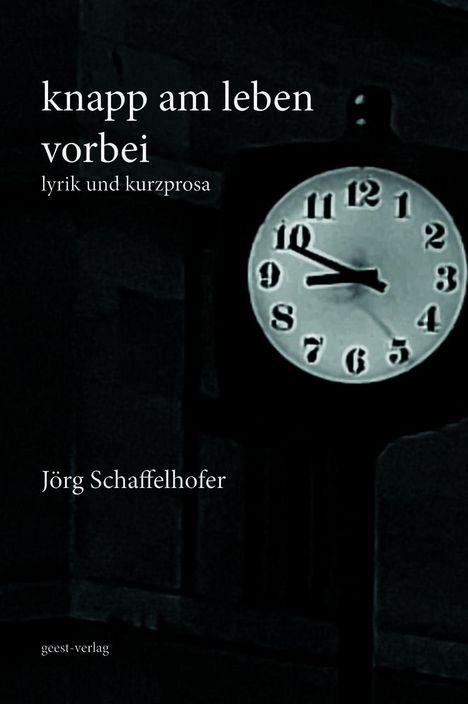 „knapp am leben vorbei lyrik und kurzprosa“ steht über einer alten Uhr in monochromatisch-dunkler Umgebung.