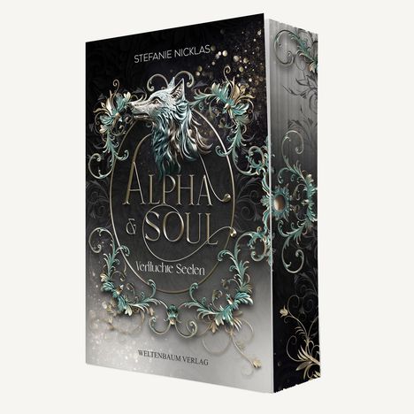 "Alpha & Soul: Verfluchte Seelen" von Stefanie Nicklas. Ein stilvolles, florales Design mit einem Wolfskopf dominiert das Cover.