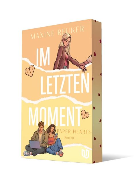 Buchcover mit Text: "Maxine Reuker, Im letzten Moment, Paper Hearts, Roman." Zwei Figuren, ein Paar, sitzen am Boden.