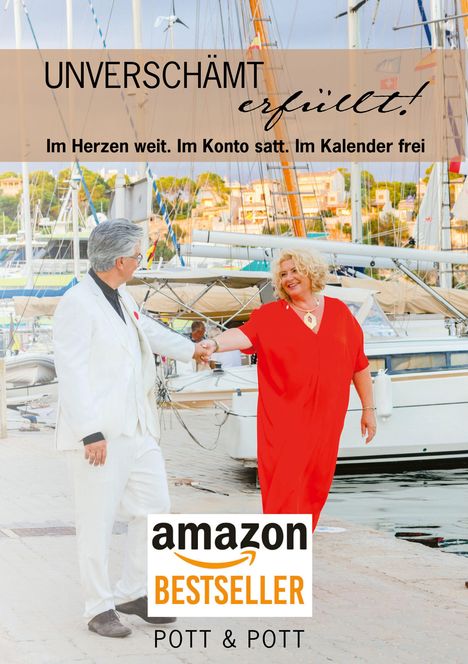 "UNVERSCHÄMT erfüllt! Im Herzen weit. Im Konto satt. Im Kalender frei" über einem Paar an einem Hafen.