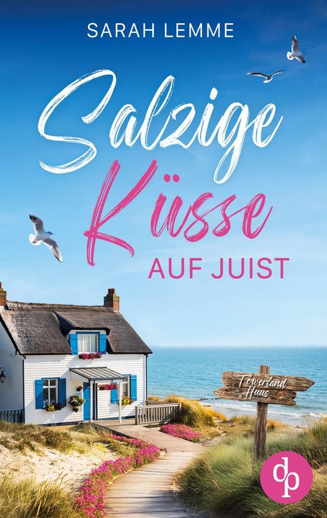 „Sarah Lemme, Salzige Küsse auf Juist“. Ein Haus am Strand mit weißem Zaun, blauen Fensterläden und pinken Blumen, Möwen im Himmel.